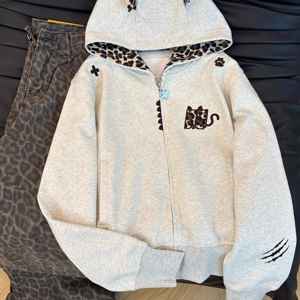 Jaket hoodie wanita dengan motif macan tutul, atasan hoodie kasual, trendi.