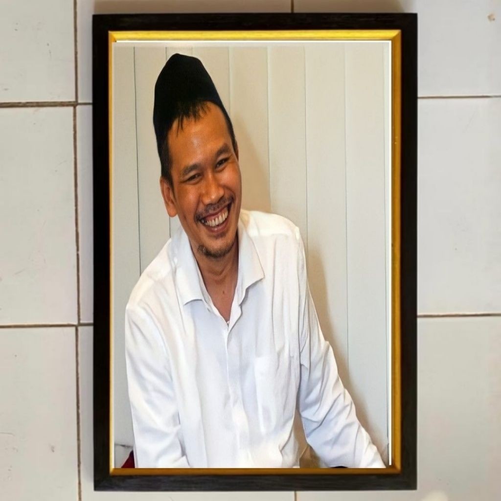 Hiasan dinding lukisan Cetak gambar Gus baha plus bingkai ukuran 53cmx35cm