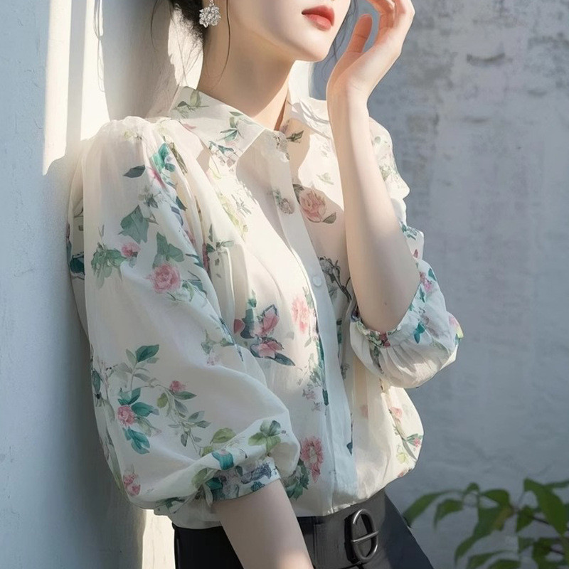 Blus sifon putih bermotif bunga ala Prancis dengan desain unik dan khas.