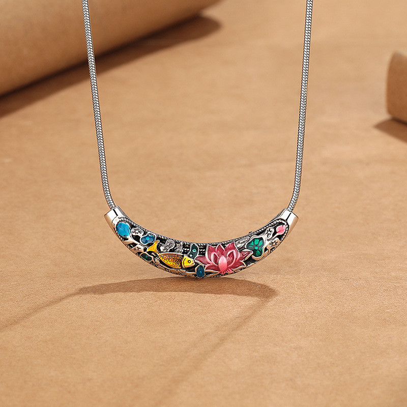 Kalung resin berbentuk tabung melengkung dengan enamel berwarna-warni, filigree, liontin teratai