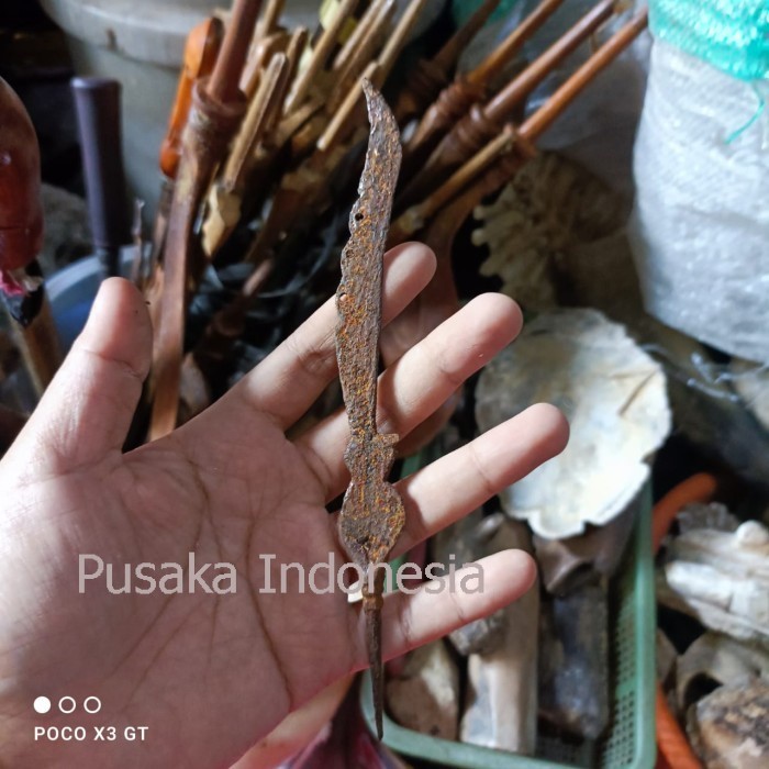 kujang sepuh era majapahit ori temuan di sungai bk megantara sengkelat bisa dibandingkan dgn toko yg