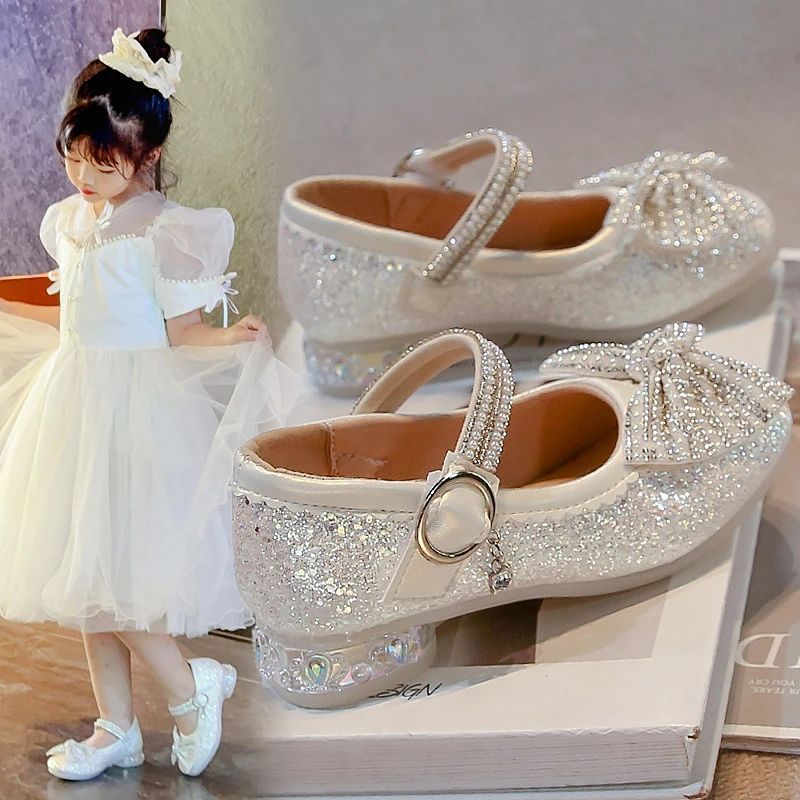 Sepatu hak tinggi untuk gadis kecil, sepatu kulit mengkilap untuk anak-anak, sepatu bersol lembut.