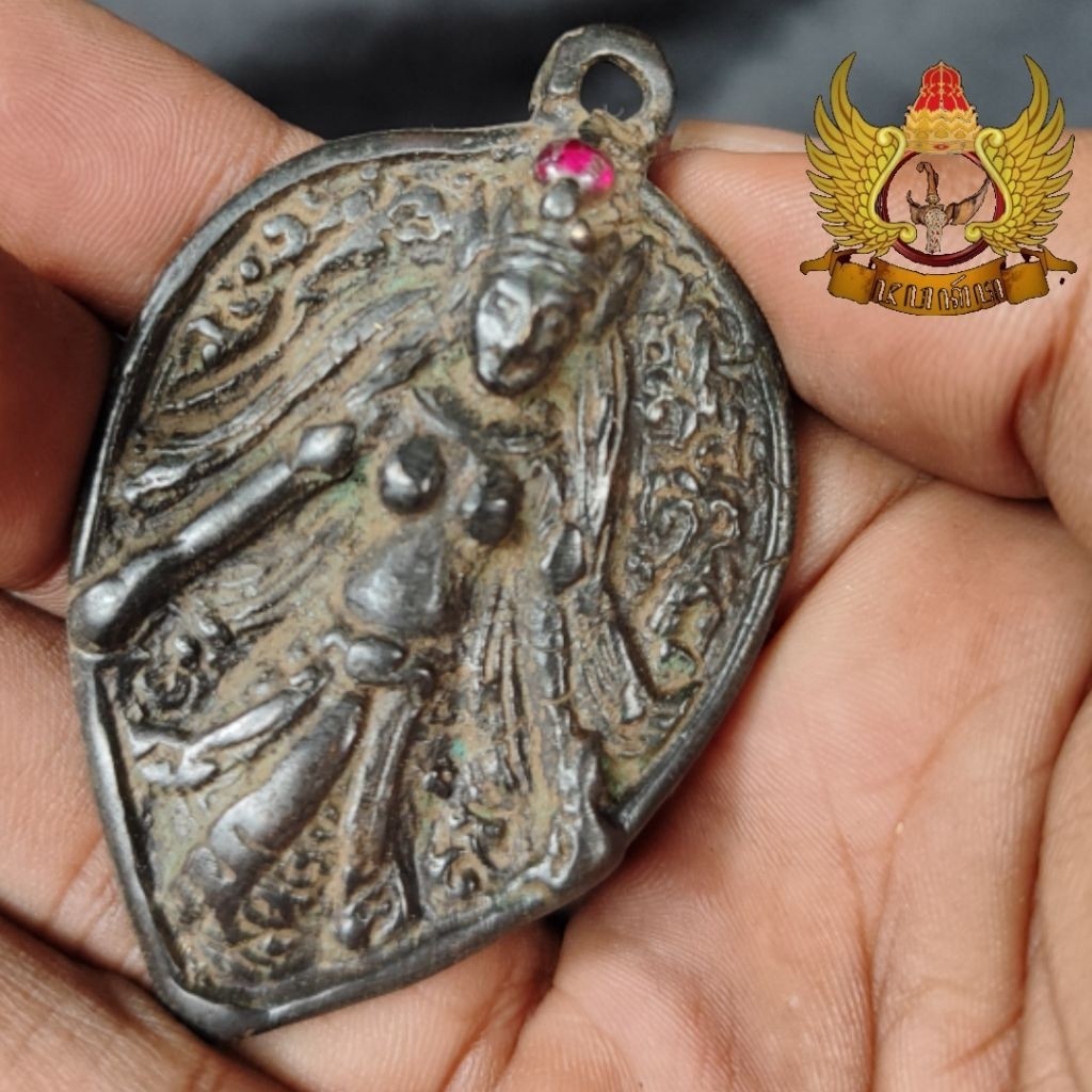 Liontin Majapahit Bahan Perunggu Model Ratu Hias Batu Merah