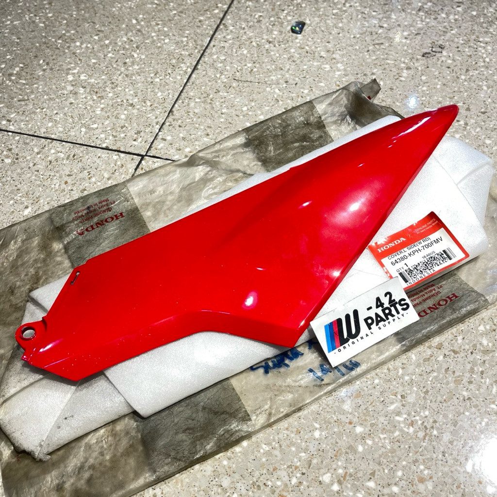 COVER SIDE SAMBUNGAN BODY SAMPING KIRI SUPRA X 125 X125 OLD LAMA BATMAN MERAH SOLID ORIGINAL AHM 643