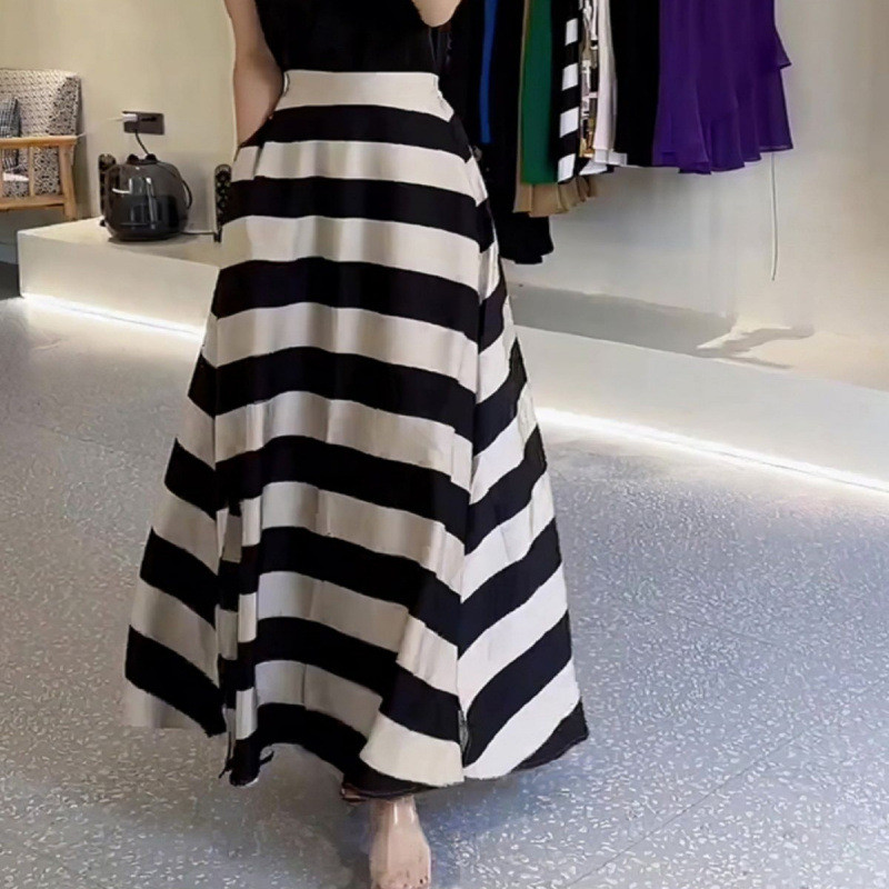 Desain bergaris hitam putih, rok payung panjang sedang yang stylish dan elegan.