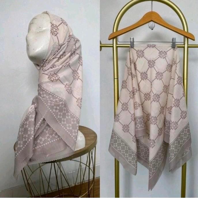 HIJAB SEGI EMPAT VOAL MOTIF LUNN PUTIH TULANG