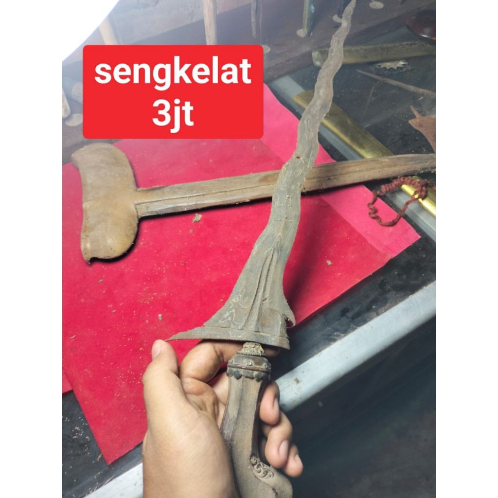 keris sengkelat pamor banyu Mili termurah sepuh Majapahit warangka Bugis sepuh
