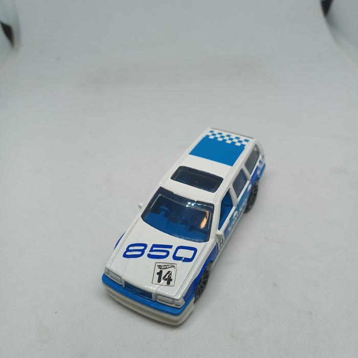hotwheels volvo 850 estate putih loose