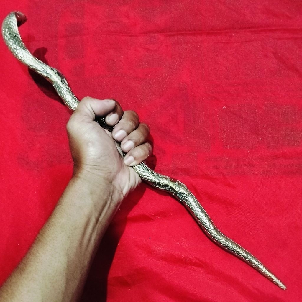 Tongkat komando ular kuningan