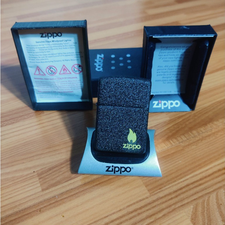 ZIPPO BLACK CRACKLE BURN LOGO