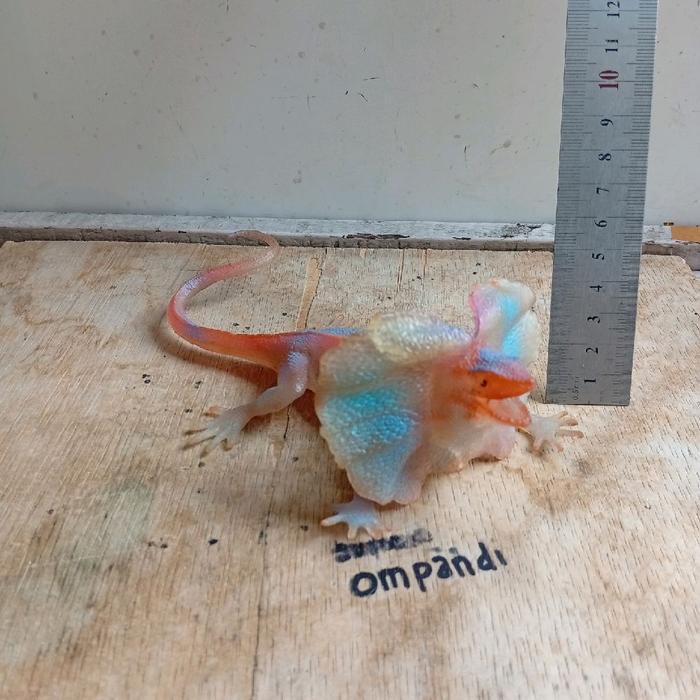 figure mainan hewan kadal bahan karet Dcast