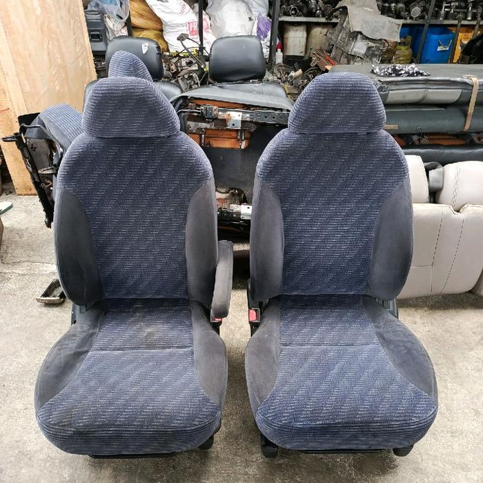Sepasang jok / kursi depan bekas mobil Honda Stream bahan kulit bludru