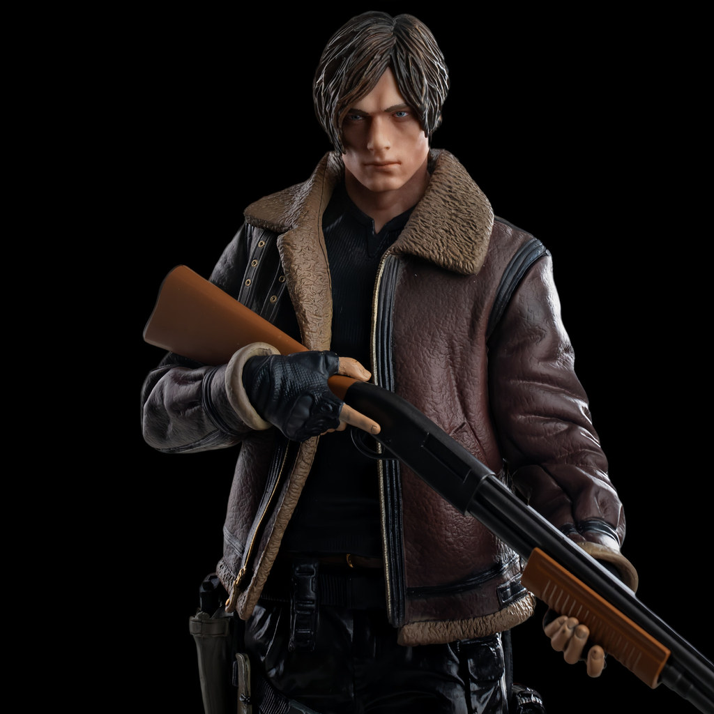 High Quality Game Biohazard EVIL aracter Leon Scott Kennedy Action Figure Toys 33cm