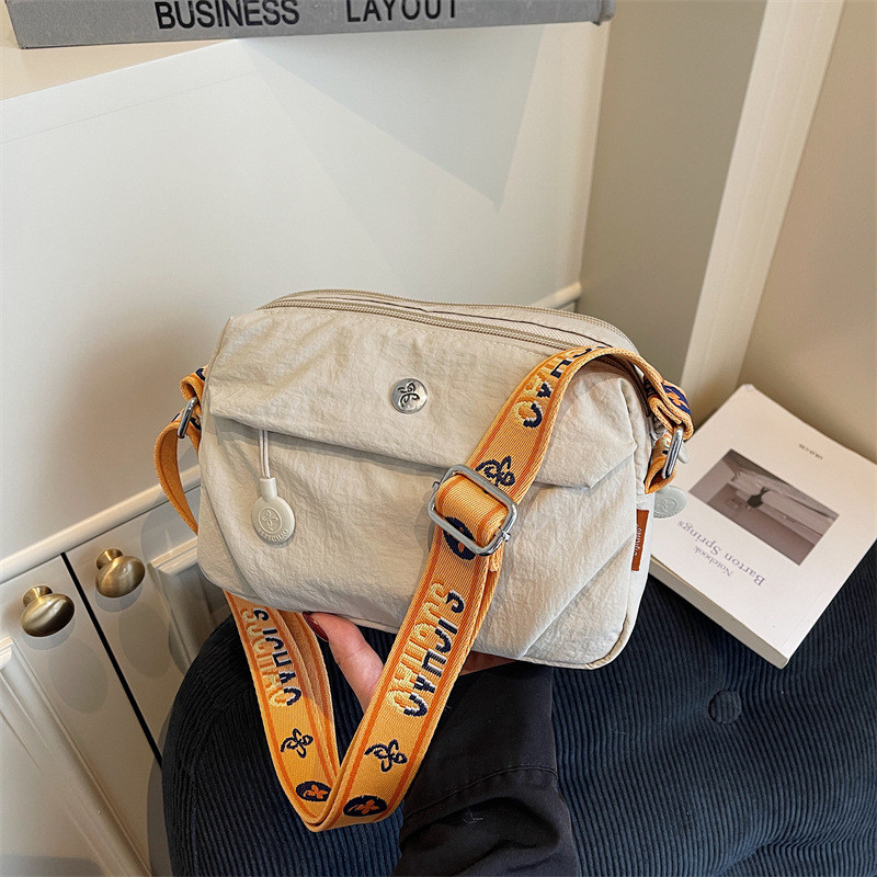 Tas kecil dari kain nilon baru, tas selempang serbaguna untuk bepergian.