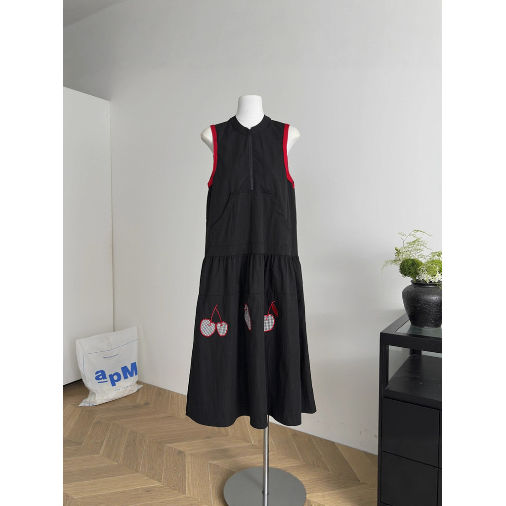 Gaun tanpa lengan panjang kerah setengah terbuka warna kontras dengan rok payung