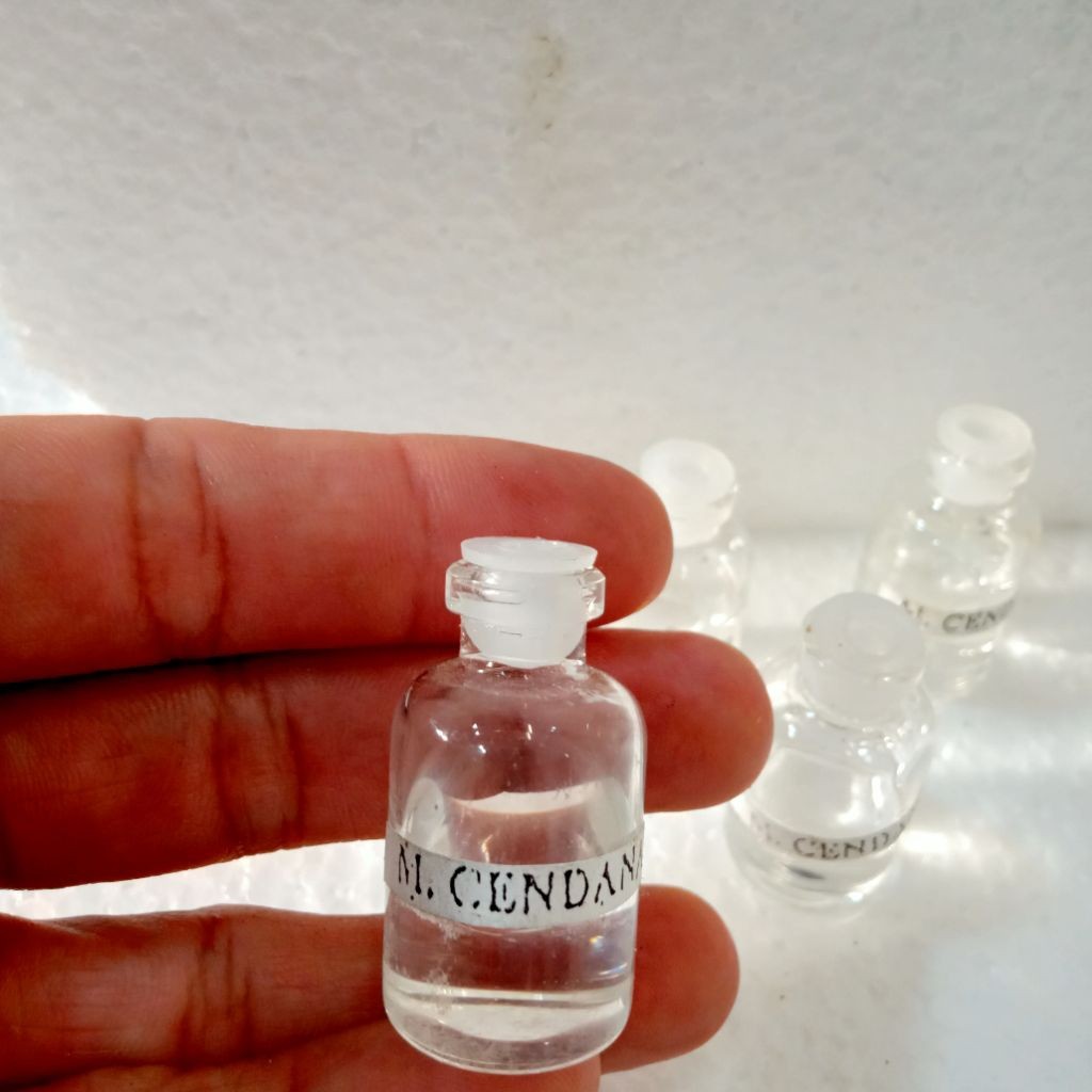 Minyak cendana putih