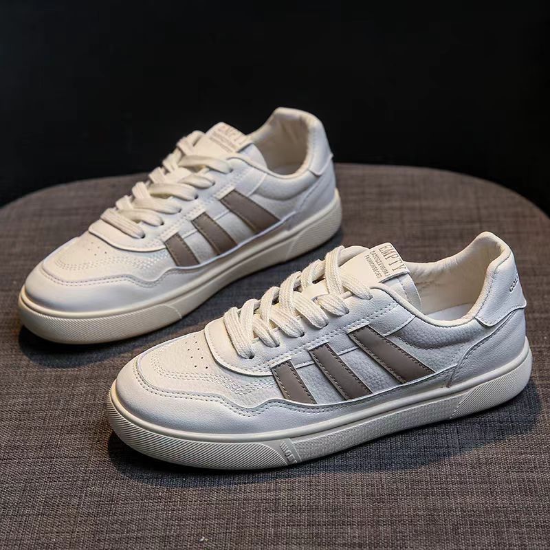 Sepatu kets putih baru yang populer, sepatu kasual datar serbaguna dan ringan untuk wanita.
