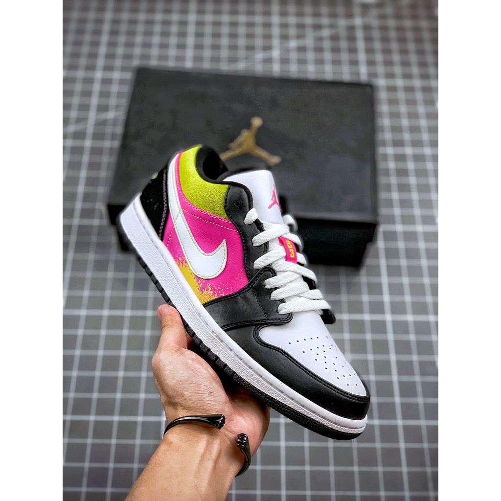 Air Jordan 1 Low Hitam dan Kuning
Platform khusus