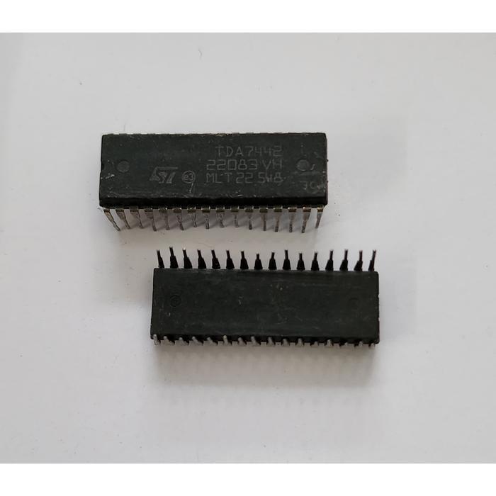 V114 IC TDA7442 TDA 7442 Tone Control dan Surround Audio Processor