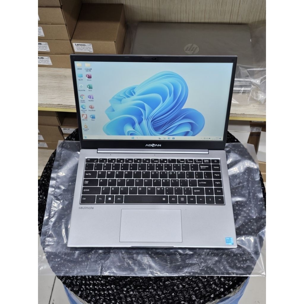 LAPTOP LEPTOP NOTEBOOK ADVAN SOULMATE TERBARU RAM 4GB SSD 128GB WARNA SILVER KONDISI TERBAIK SECOND 