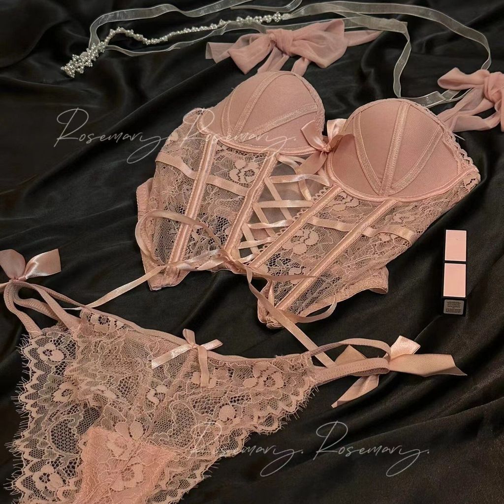 Aura Intim Bra motif tulang ikan dengan tali renda, kamisol dengan bra berbusa.