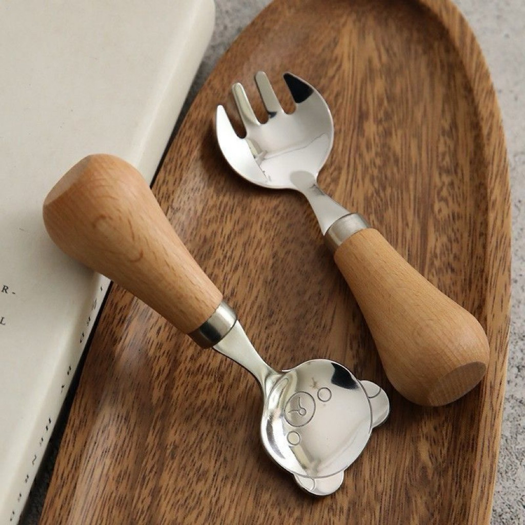 [PREORDER] Sendok + Garpu Rilakkuma Anak Stainless Steel – Gagang Kayu Mini 11,6 cm