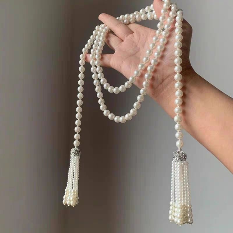 A new long, light luxury and high-end pearl necklace in the style of Chanel for women
