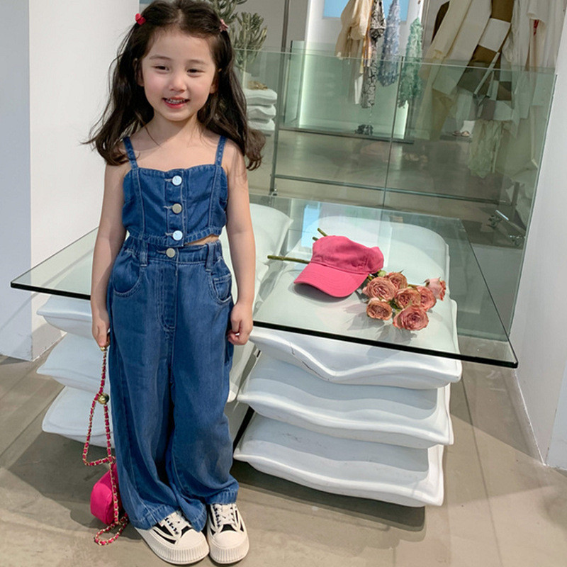 Mentari Kecil Busana anak perempuan gaya baru: tank top crop dan celana jeans lebar.