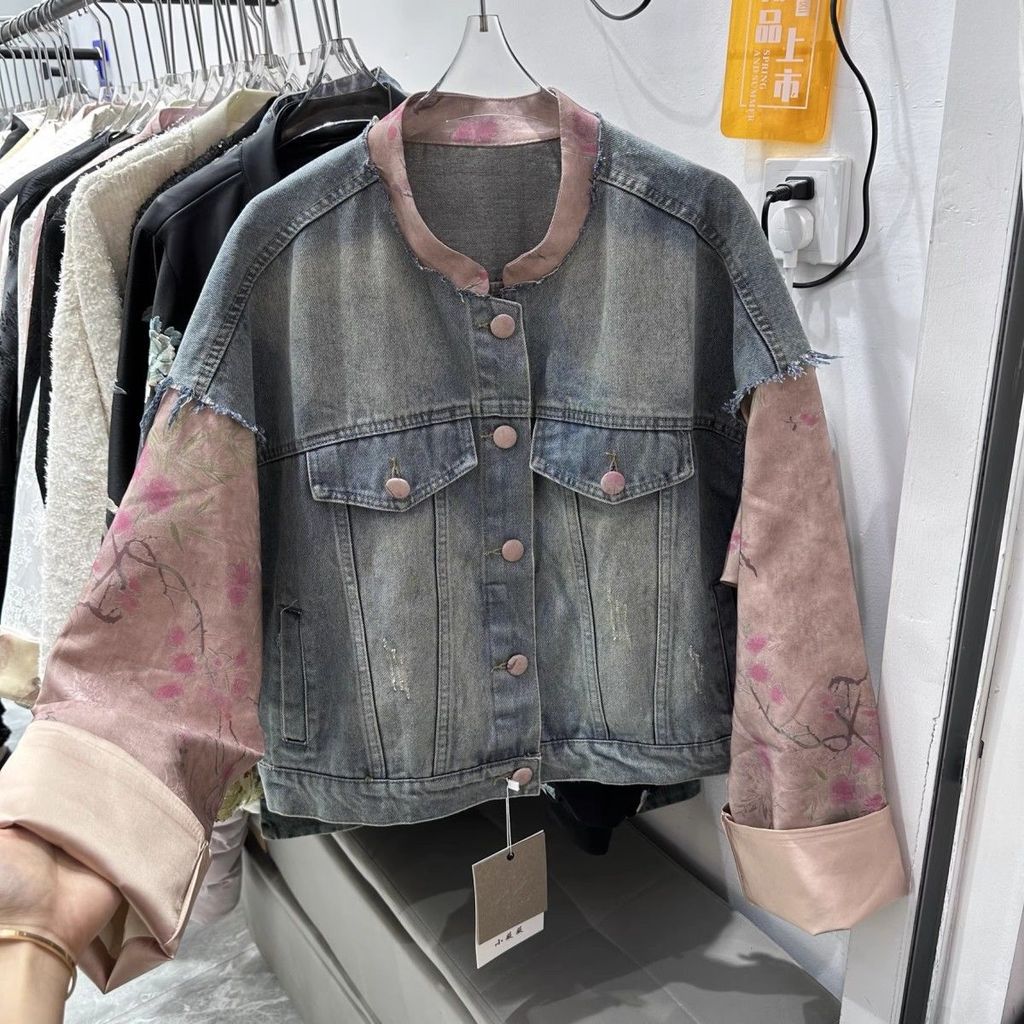 Jaket denim patchwork gaya  untuk wanita dengan detail satin jacquard