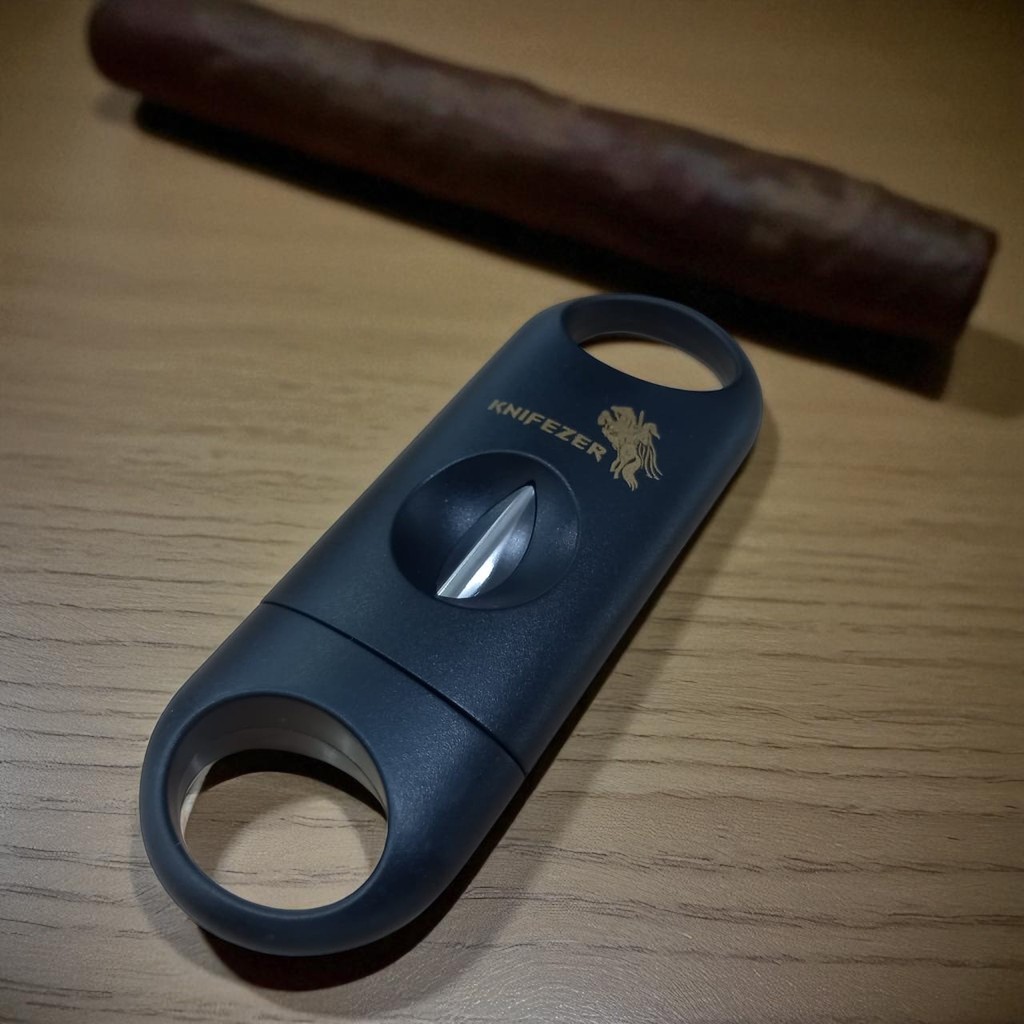 - KNIFEZER Pemotong Rokok Cerutu Cigar Cutter Guillotine Blade V Cut - 0810S -