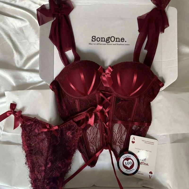 [Yunrouju]Set Bra Bertali Renda Seksi untuk Wanita Cantik dalam Warna Merah