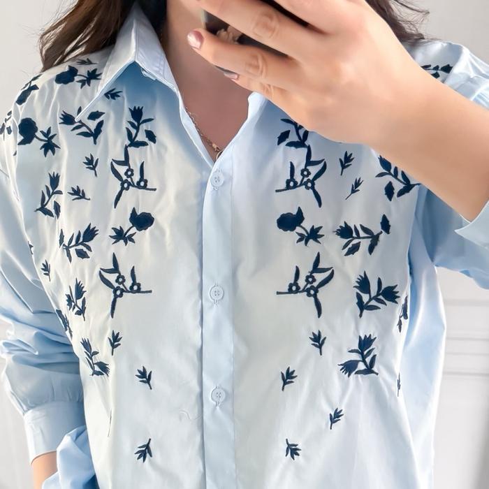 Kemeja katun wanita lengan panjang mandy flowers bordir bunga kantor casual putih biru poplin - Puti