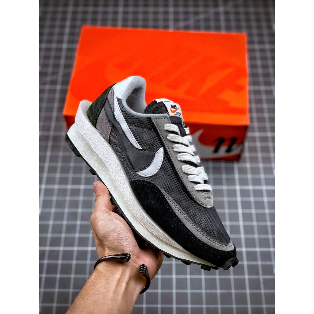 Sepatu Sacai x Nike LDV Waffle Daybreak Pria Wanita Hitam Putih Dekonstruksi Runway