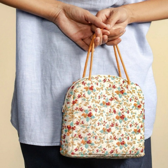 Pithecanthropus Emerald Handbag Handmade Quilted dengan Pola Batik dan Hiasan Beads untuk Tampilan E