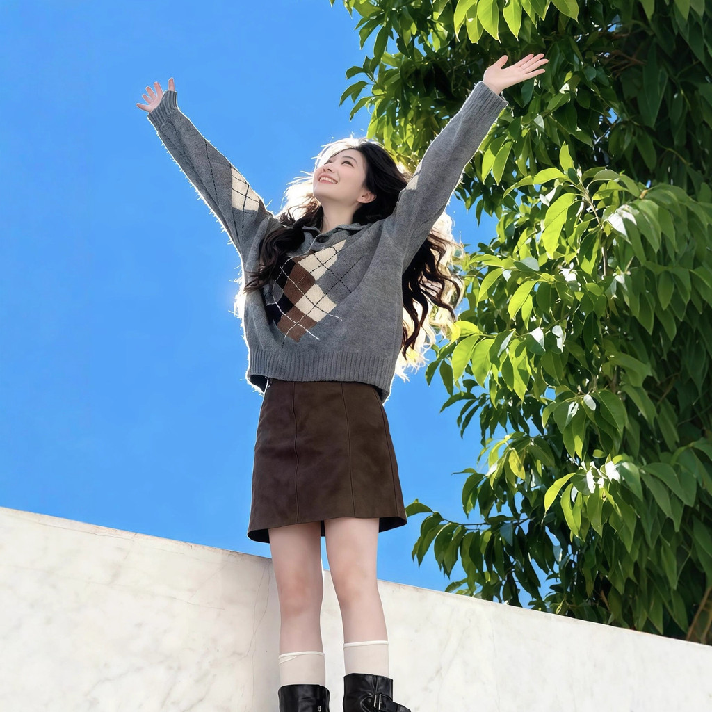 2023 Sweater Rajut Kerah Berlian Gaya Retro Korea untuk Wanita, Atasan Serbaguna Abu-abu yang Lembut