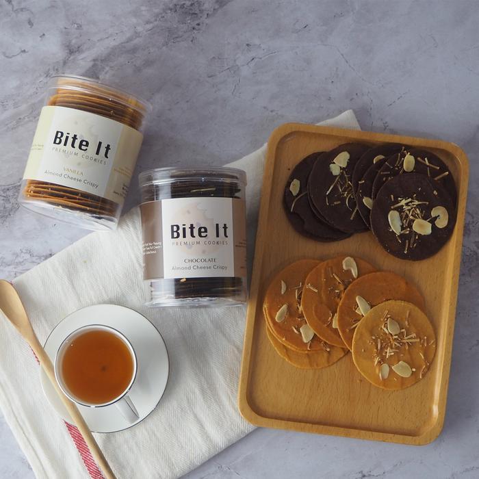 Bite It - Almond Cheese Crispy Medium 150 Gram Cookies Tipis & Crispy Topping Almond Slice & Keju Ch