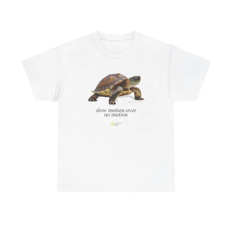 Kemeja Slow Motion Turtle - Kaos Retro Katun Kasual dengan Desain Grafis Vintage untuk Pria dan Wani
