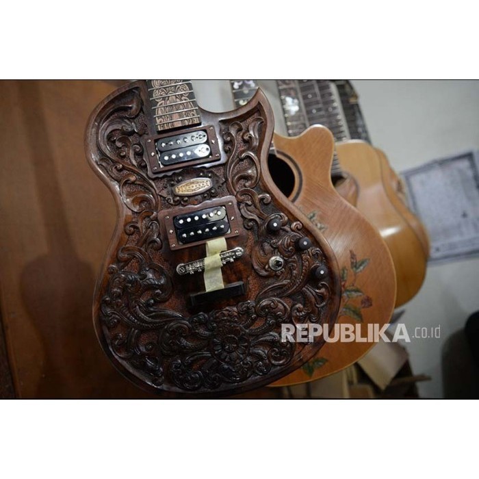 body gitar ukir kayu mahoni super bahan MENTAHAN TNP KLENGKAPAN fnx011 murah nih