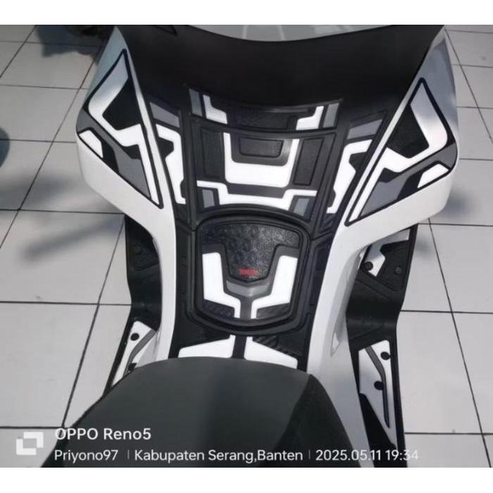 AKSESORIS KARPET/TANKPAD/UPPER STOPLAMP PCX 160 TAHUN 2025 ROADSYNC/ABS/CBS BAHAN KARET - MERAH ABU 