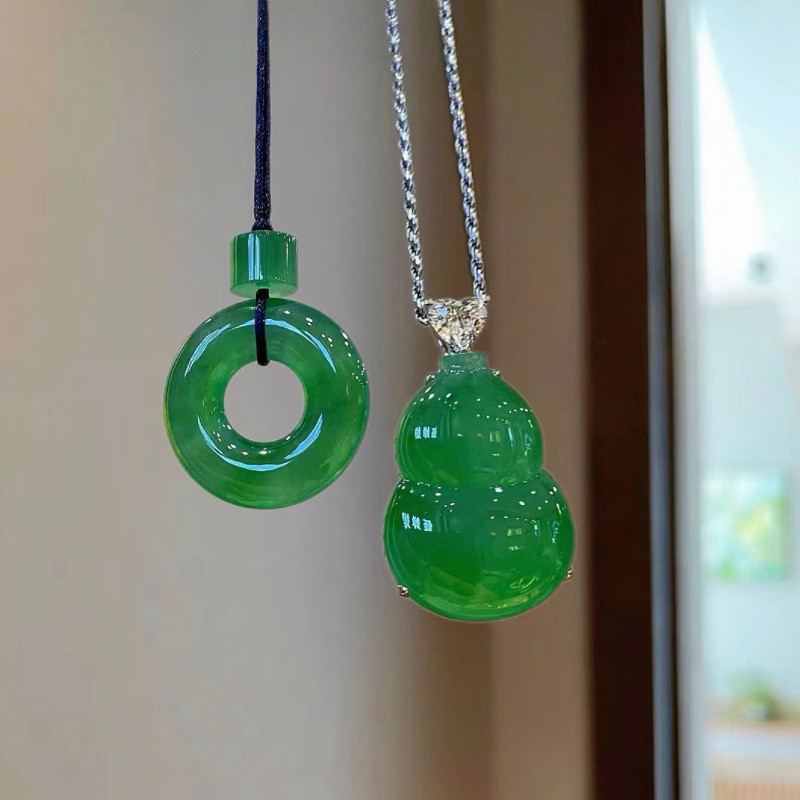 Liontin Labu Giok Zamrud Burma Alami, Set Liontin Giok Gesper Perdamaian Hijau Imperial Kualitas Es 