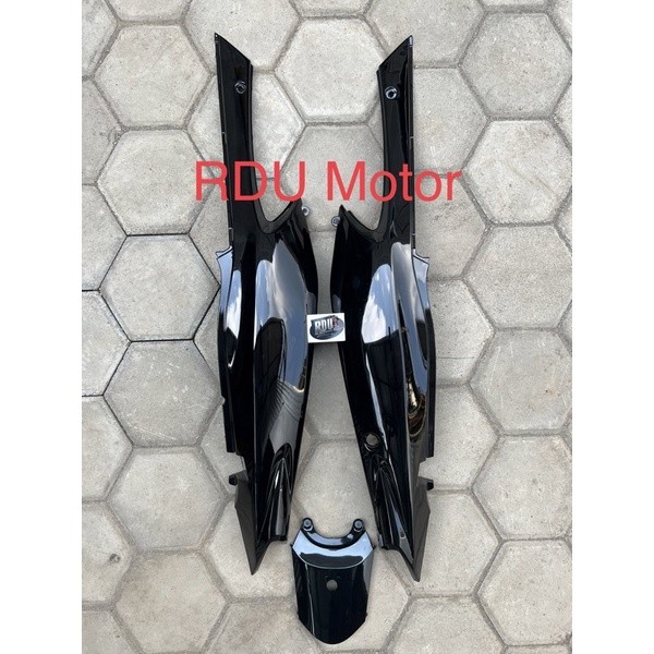 cover body suzuki satria hiu satria malaysia warna hitam dan putih set striping