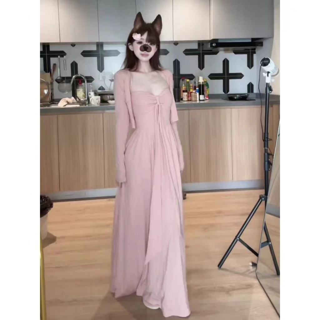 Mode Vogue Gaun tanpa tali berwarna pink dengan tali spaghetti, cardigan panjang yang melangsingkan.