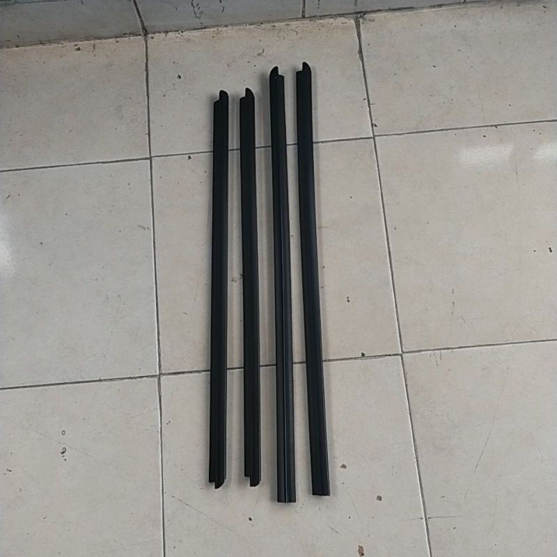 pelipit kaca luar mobil taruna hitam barang original