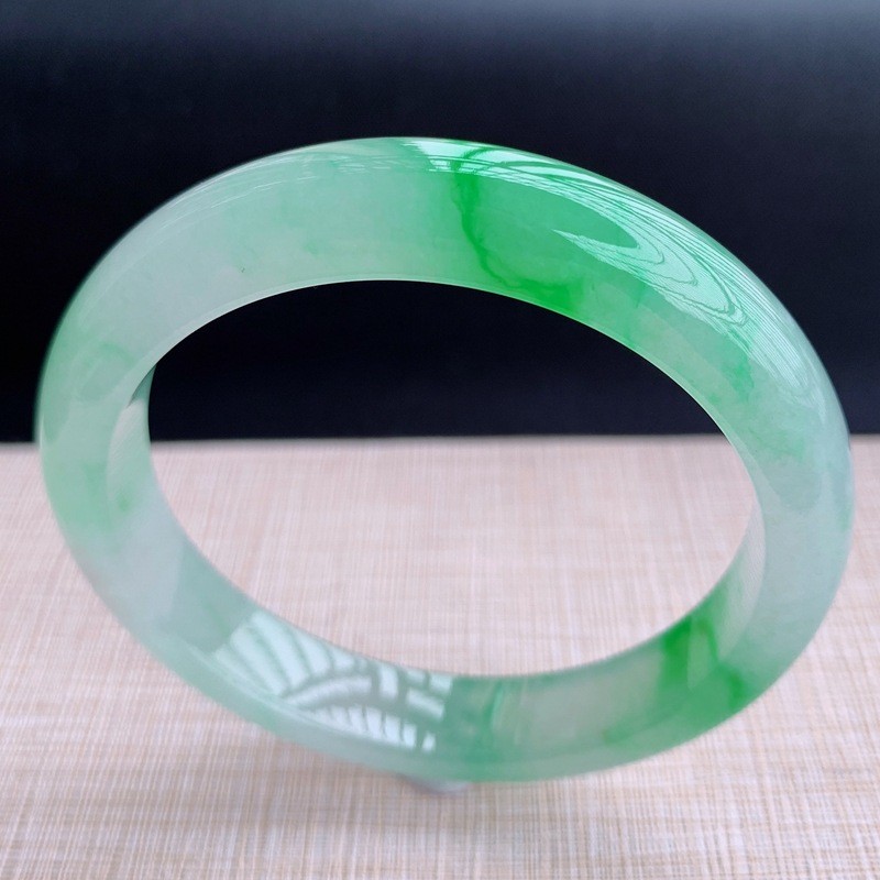 Gelang giok es Myanmar dengan warna hijau gelang giok dengan motif hijau untuk perempuan gelang giok