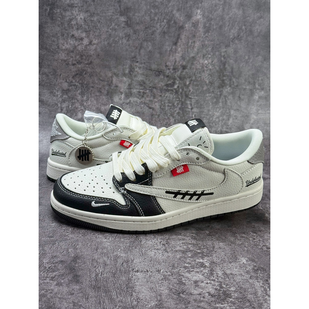 TRAV1S SC0TT N1K3 A1R J0RDAN 1 Low x UNDEFEATED
Air Jordan 1 Low Sepatu kets kasual klasik hitam dan