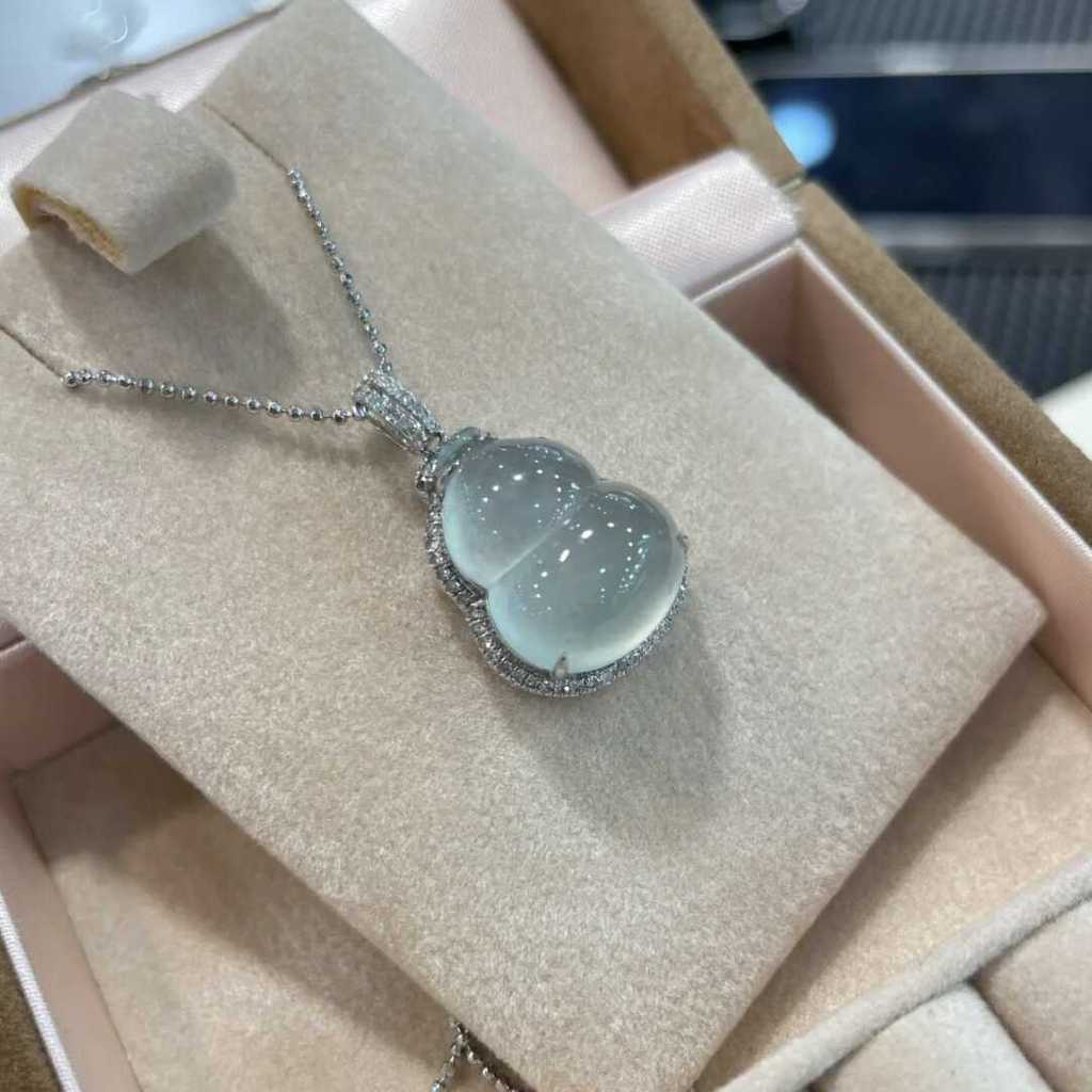 Liontin labu jadeite kelas A asli Burma dengan jadeite putih sebening es, dihiasi dengan emas 18k da