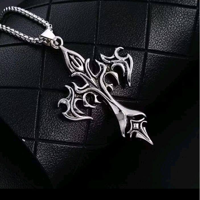 Kalung Pria dengan Gantungan Salib Desain Eksklusif dan Tali Rantai yang Stylish untuk Tampilan Mode