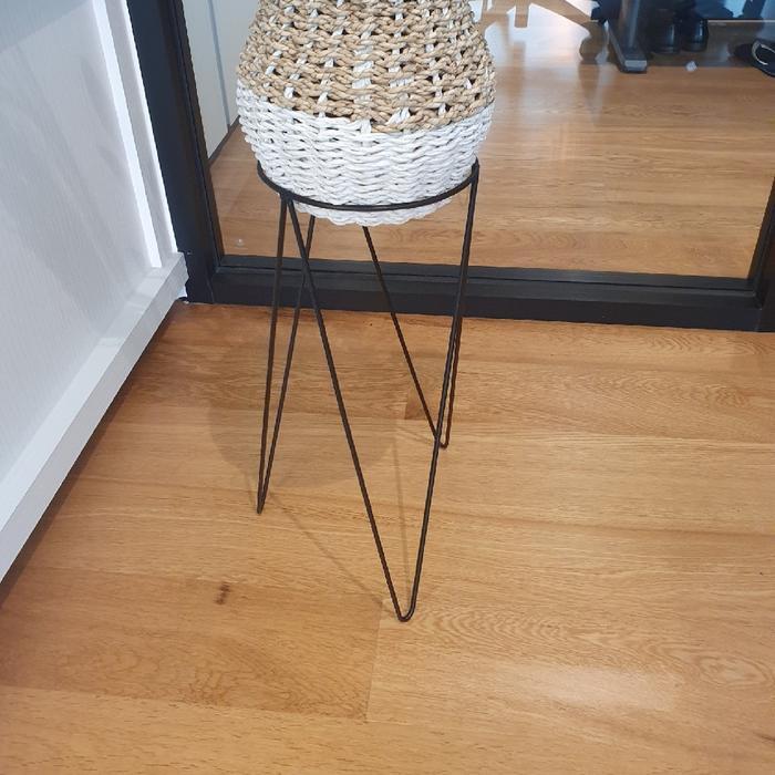 POT BUNGA BESI / Standing Pot Bunga Model V / dudukan pot besi DIAMETER 20CM - TINGGI 50CM / Rak Bun