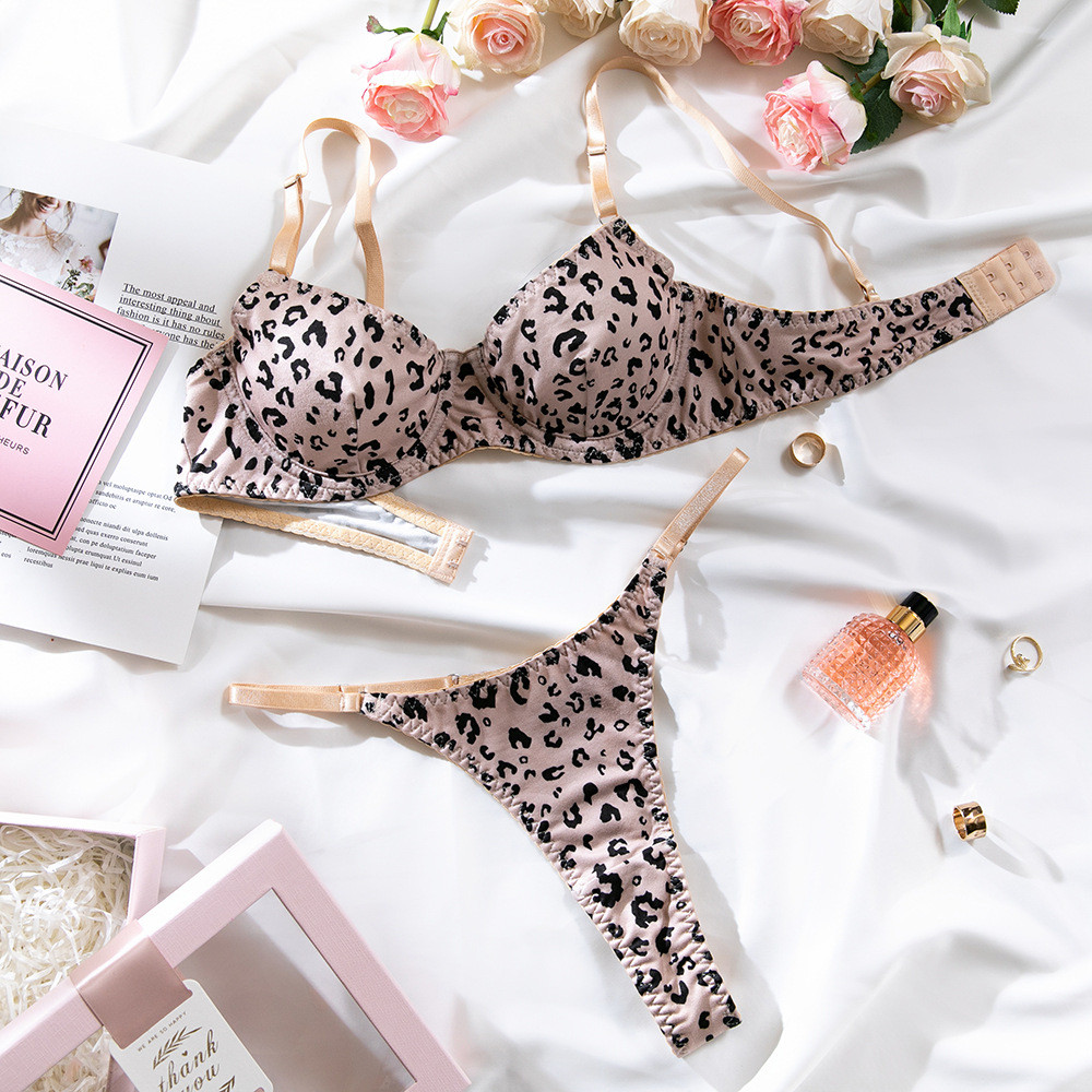 Aura IntimSet bra wanita berkawat motif leopard yang nyaman dan menopang.