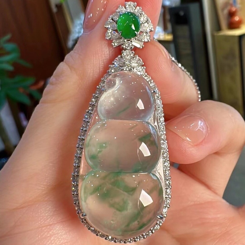 Liontin alami: Liontin batu giok Fortune Bean inlay emas 18k batu giok kaca es putih kualitas A dari